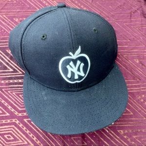 New York Yankees Cap With Apple Detail